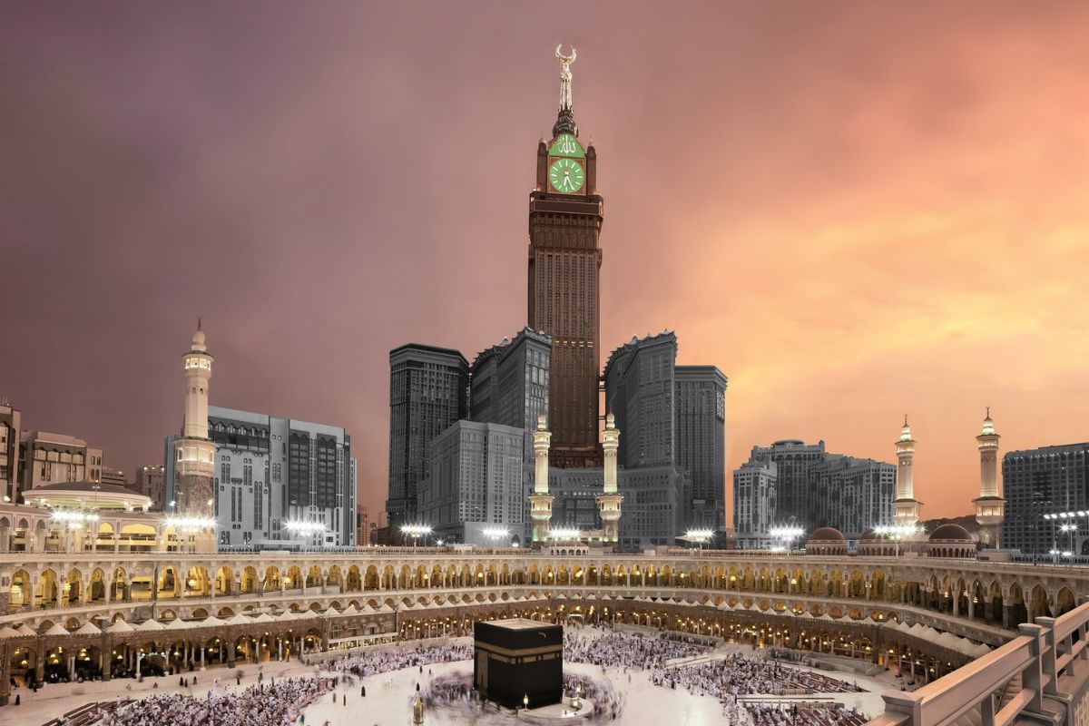 O Abraj Al-Bait, em Meca, é o complexo de U$15 bilhões que abriga o maior relógio do mundo e redefine a arquitetura da Arábia Saudita, unindo fé, engenharia e grandiosidade em um único marco global.