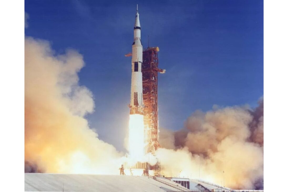 Un esfuerzo de U$165 mil millones que movilizó 400.000 personas para llevar 12 astronautas a la Luna en 8 años, ganando la Carrera Espacial