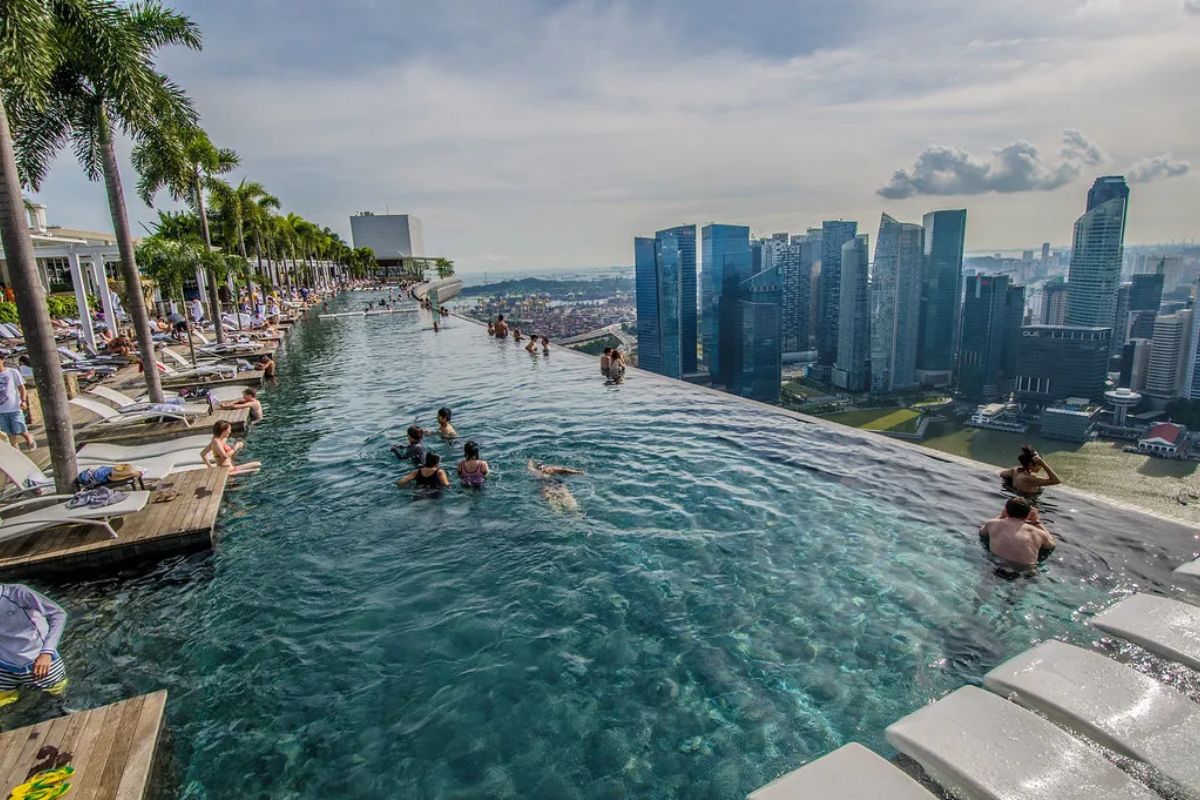 O Marina Bay Sands é o resort integrado mais icônico de Singapura, com piscina infinita no SkyPark e arquitetura que redefine o turismo mundial.