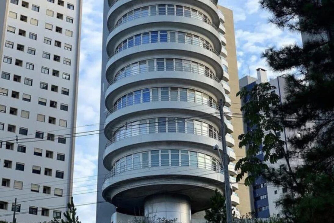 El edificio que giraba y se detuvo en el tiempo: el ascenso y el abandono del Suite Vollard, el primer edificio giratorio del mundo