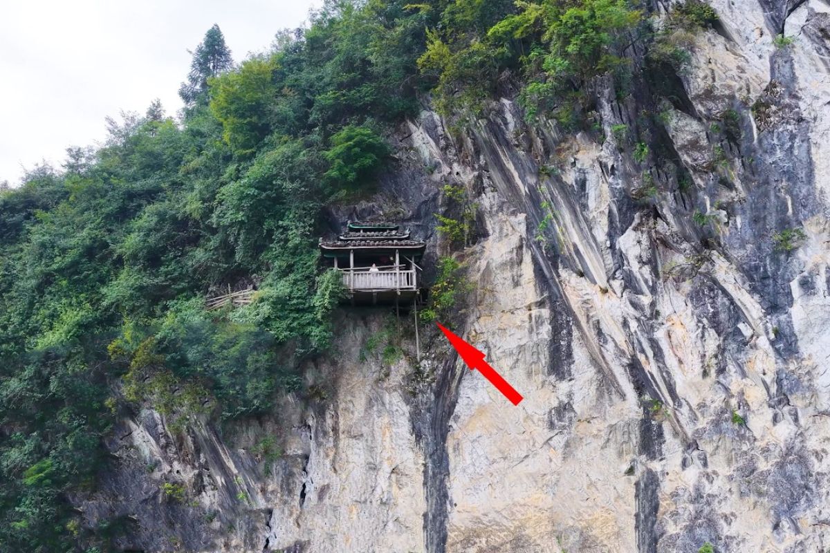 Uma casa de madeira pendurada num penhasco em Chongqing revela um templo budista oculto, uma gruta misteriosa e estátuas antigas de Guanyin.