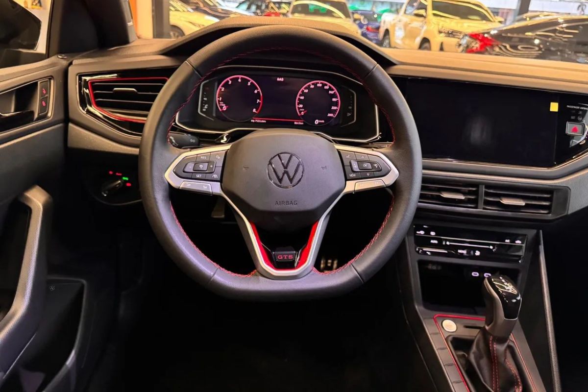 Em 450 km de teste, o Volkswagen Nivus GTS 2026 mostra equilíbrio: apesar do desempenho 0 a 100 decepcionar, a curva impressiona, o preço R$ 180 mil divide opiniões e a suspensão exclusiva entrega refinamento raro no segmento.