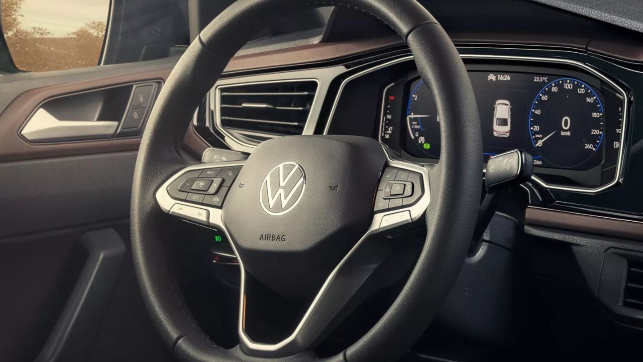 El Volkswagen Virtus Exclusive 2025 impresiona por el paquete tecnológico con panel digital y asistentes de conducción, pero su acabado interior, a pesar de detalles sofisticados como el Suede, contrasta con el precio elevado debido al uso de plásticos rígidos.