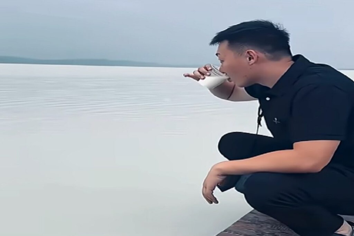 Lago na Mongólia Interior impressiona com águas brancas e aparência leitosa causada por minerais, atraindo turistas, drones e fotógrafos de todo o mundo