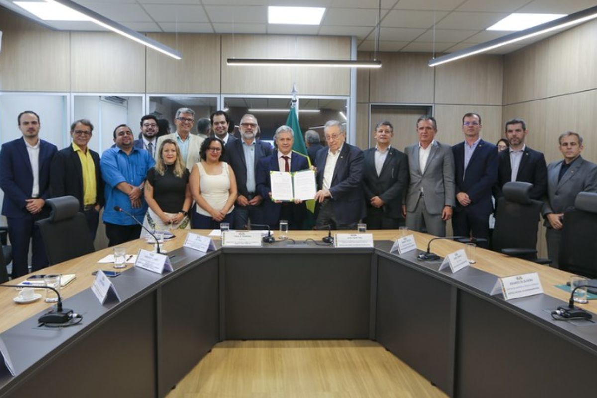 O Ministério do Desenvolvimento Agrário e Agricultura Familiar (MDA) firmou um Acordo de Cooperação Técnica com o Serviço Nacional de Aprendizagem Rural (Senar) para investir R$ 400 milhões em ações de Assistência Técnica e Extensão Rural (Ater) em todo o país