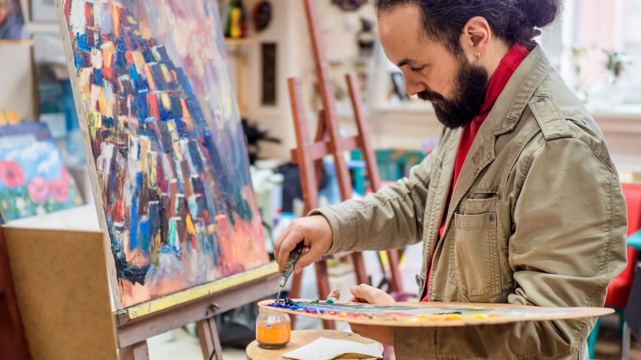 O governo da Irlanda institui uma mesada mensal de R$ 8 mil para artistas, consolidando uma política cultural inovadora e de impacto econômico positivo.