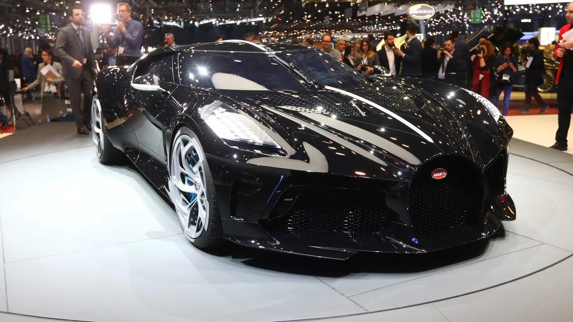 A pintura mais cara da história automotiva: Bugatti La Voiture Noire recebeu acabamento exclusivo avaliado em US$ 2,5 milhões, feito à mão e polido por semanas até atingir o brilho perfeito