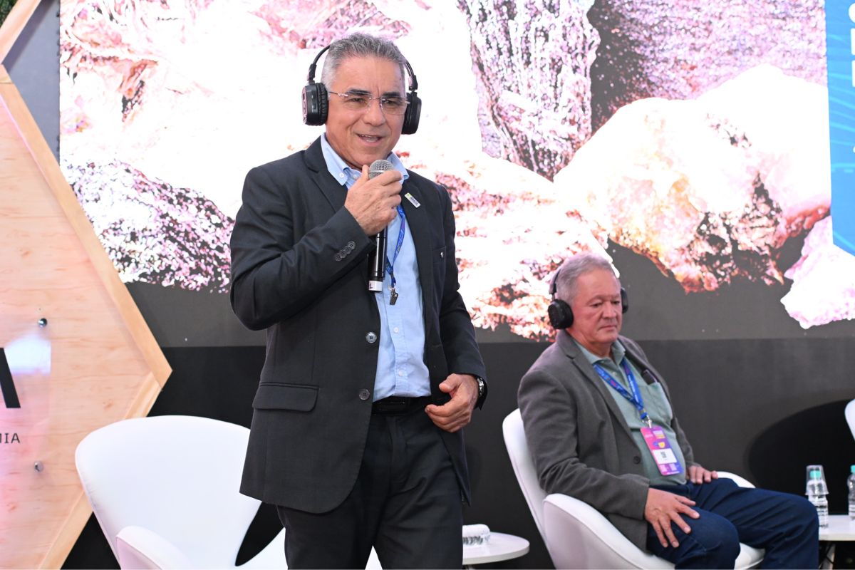 O diretor de Geologia e Recursos Minerais, Valdir Silveira, ressaltou, no evento, a importância de compreender o território brasileiro e suas potencialidades minerais para impulsionar o crescimento econômico e atrair investimentos estruturantes