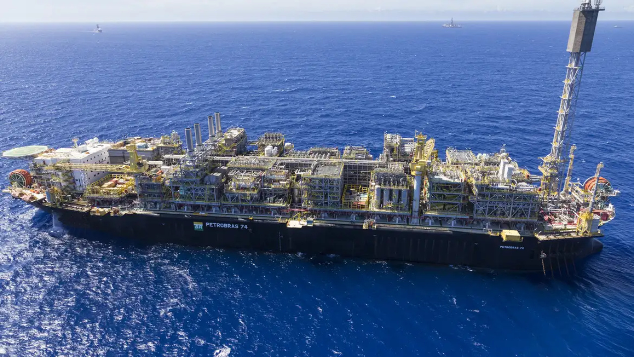 O campo de Búzios, na Bacia de Santos, alcança a marca inédita de 1 milhão de barris de petróleo por dia. Resultado reforça o protagonismo da Petrobras no pré-sal e impulsiona a produção nacional de energia. Fonte: Agência Petrobras