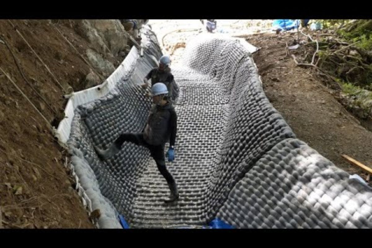 A aplicação da cofragem de tecido em um canal japonês mostrou como a inovação pode redefinir a construção civil: em apenas dois dias, concreto e argamassa foram moldados com precisão, criando uma estrutura resistente e segura contra desastres naturais.