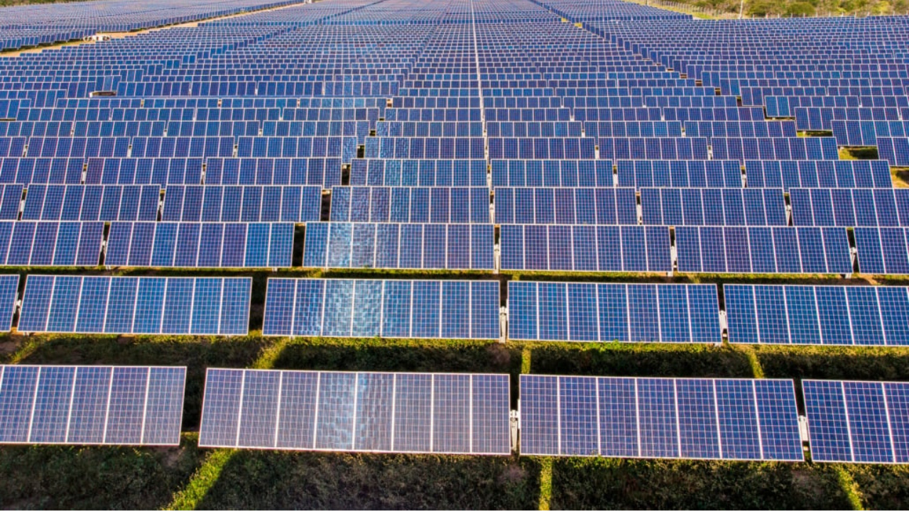 A Atlas Renewable Energy deu início à operação de 192 MW em usinas solares no município de Arinos (MG), consolidando o avanço da energia solar no país e impulsionando a transição energética sustentável.