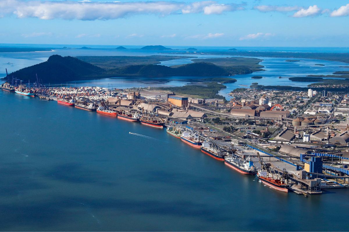 As exportações no Paraná atingiram um novo patamar em 2025, refletindo a capacidade do Estado em se adaptar ao cenário global e diversificar seus destinos comerciais