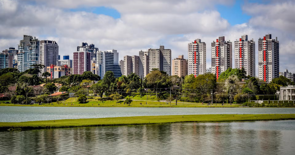 Curitiba supera São Paulo en el mercado inmobiliario en 2025, uniendo calidad de vida, infraestructura y precios accesibles para compradores.