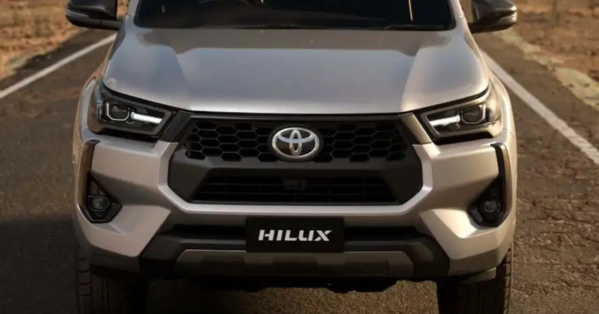 Toyota Hilux 2025 tiene motor 2.8 turbodiesel, tracción 4x4 y multimedia de 9". Versión de entrada llega a las tiendas con hasta R$ 40 mil de descuento. (Imagen: Reproducción/motor1.uol)