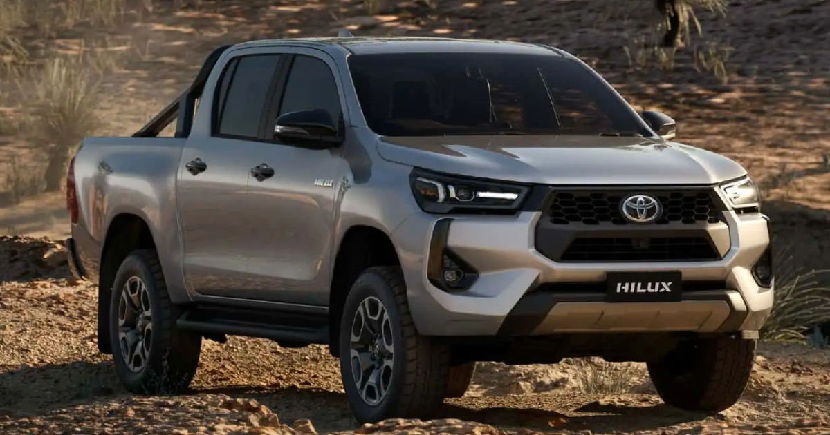 Toyota Hilux 2025 tiene motor 2.8 turbodiesel, tracción 4x4 y multimedia de 9". Versión de entrada llega a las tiendas con hasta R$ 40 mil de descuento. (Imagen: Reproducción/motor1.uol)