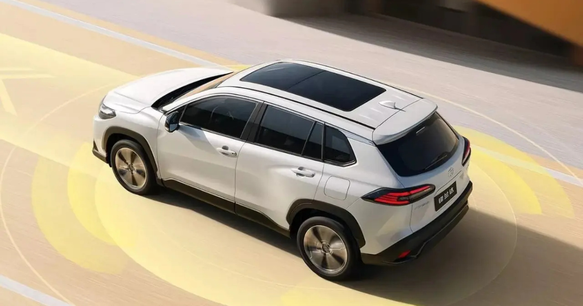 Versión china del Toyota Corolla Cross trae motor 2.0 más potente, panel digital de 12,9” y precio inicial por debajo de R$ 100 mil. (Imagen: Divulgación)