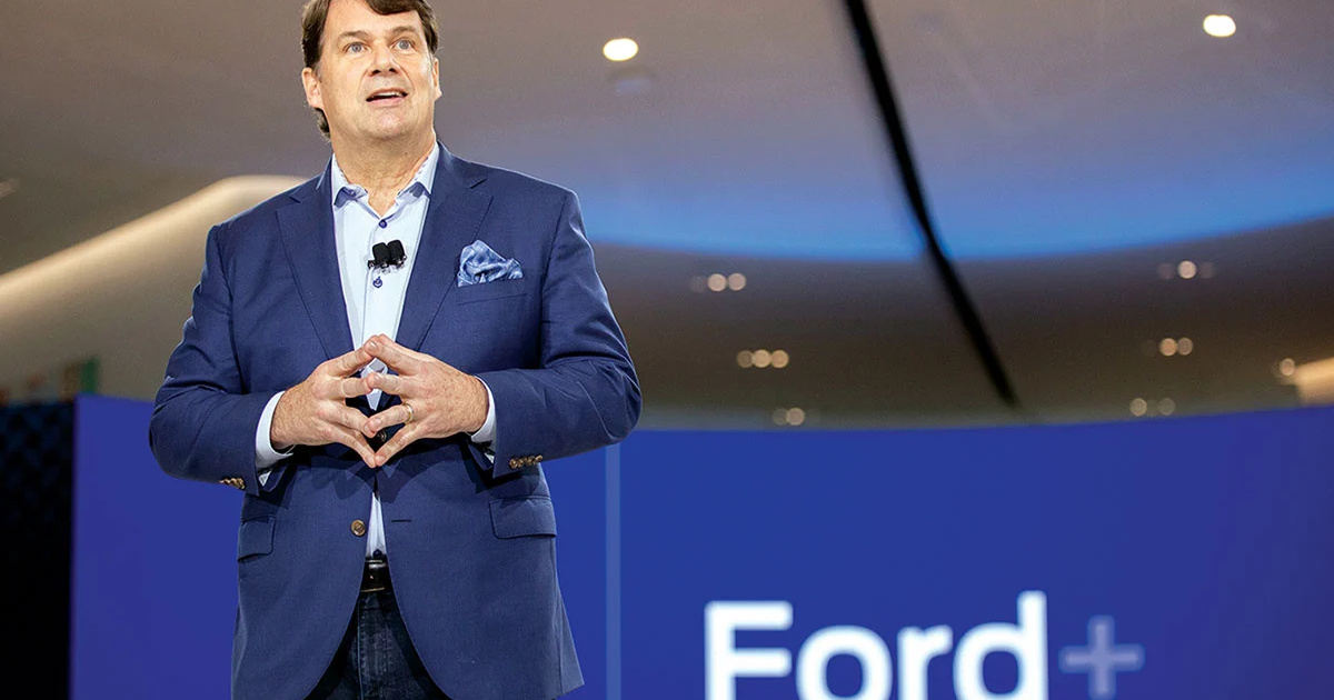 CEO da Ford alerta em Detroit: EUA estão atrás da China na economia essencial e precisam investir em qualificação e indústria. (Imagem: autopapo)