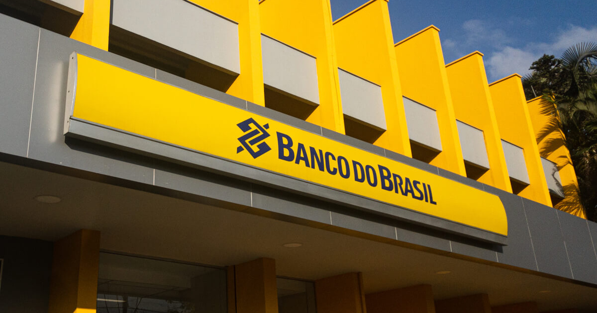 Banco do Brasil tiene caída en las ganancias y reducción en la cartera de crédito en julio, mientras que los competidores muestran resultados más firmes.