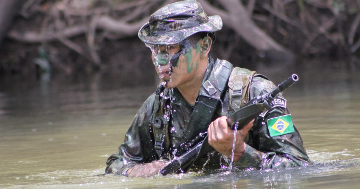 Brasil moviliza 10 mil militares en la Amazonía con vehículos blindados, cazas, barco Atlântico y misiles Astros en simulación de guerra realista.