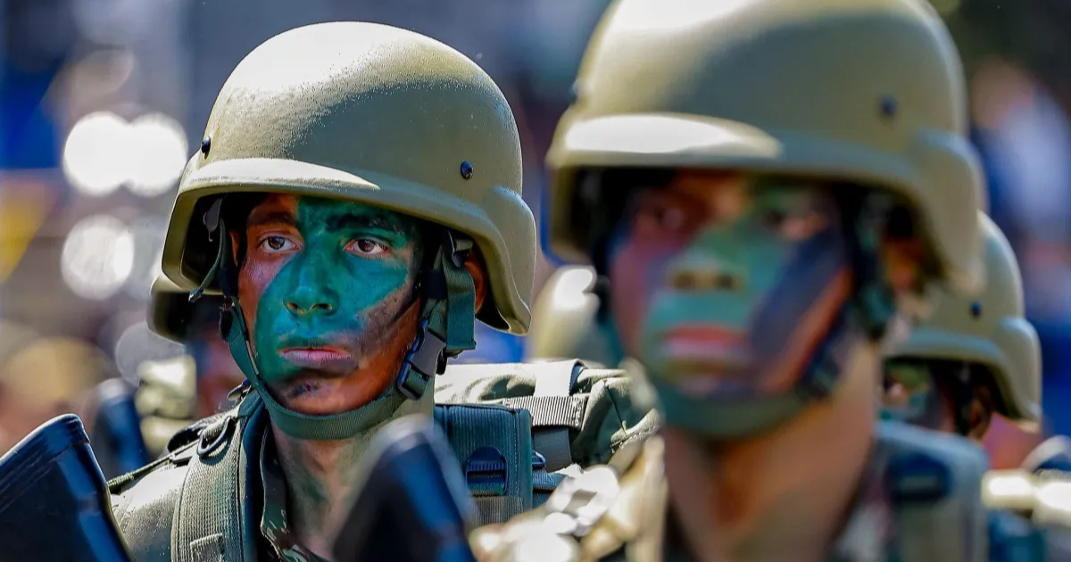Brasil moviliza 10 mil militares en la Amazonía con vehículos blindados, cazas, barco Atlântico y misiles Astros en simulación de guerra realista. (Imagen: Ricardo Stuckert/PR)