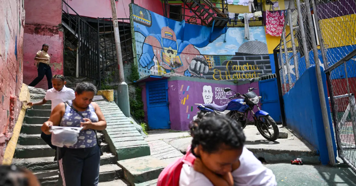 Venezolanos dejan los EUA y retornan al país natal, huyendo de la deportación, del clima hostil y de la nostalgia de la familia. (Imagen: (Juan BARRETO/AFP)