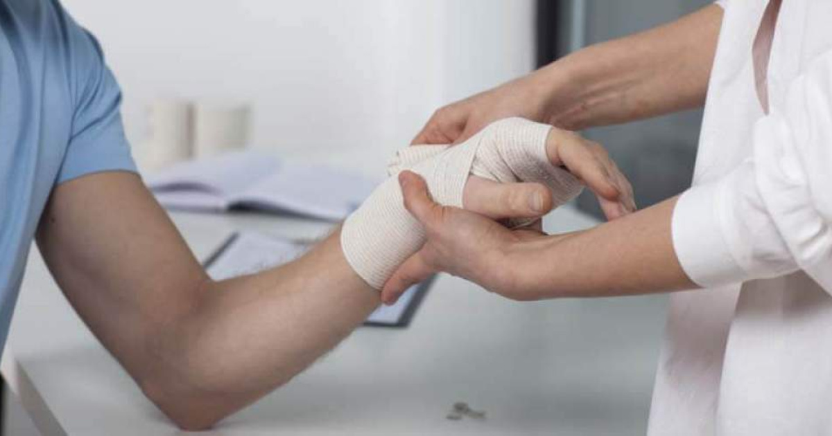 Trabajador es multado por simular accidente de trabajo y omitir golpe en puerta. Justicia confirma condena por litigancia de mala fe.