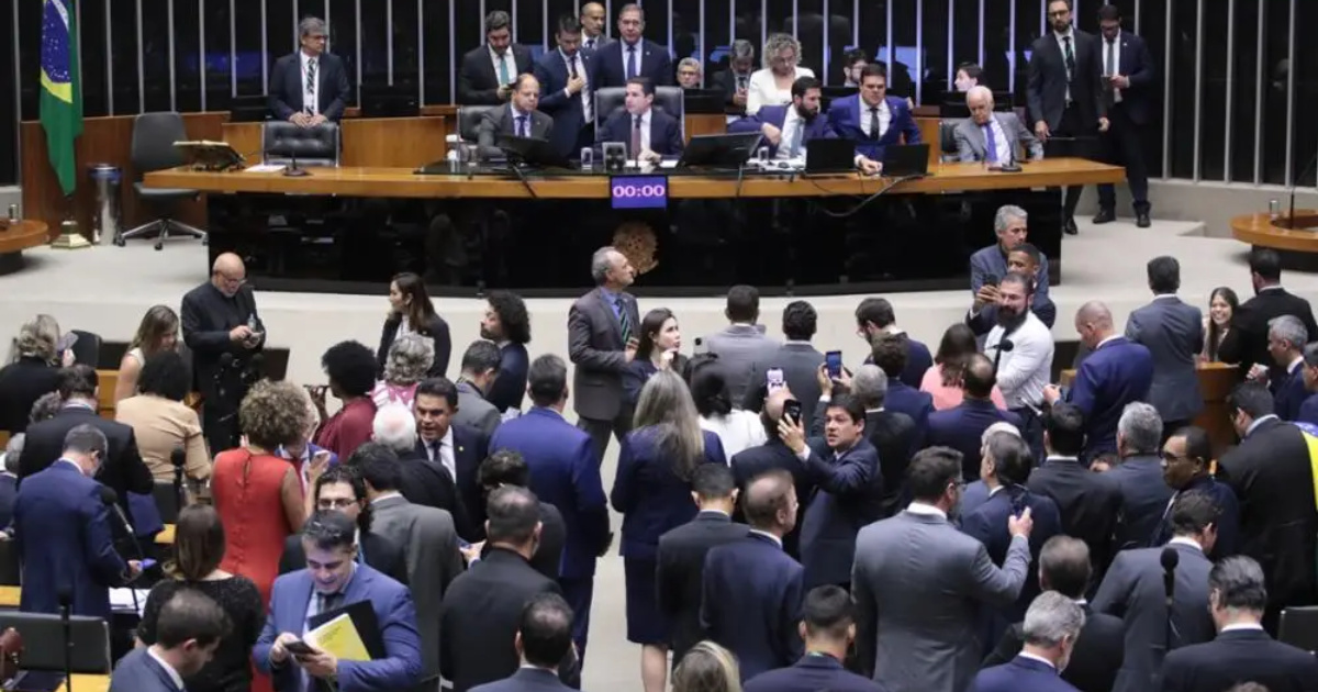 El Senado aprueba la exención del Impuesto sobre la Renta para profesores hasta R$ 5 mil y crea nueva regla para ganancias superiores a R$ 1,2 millón.