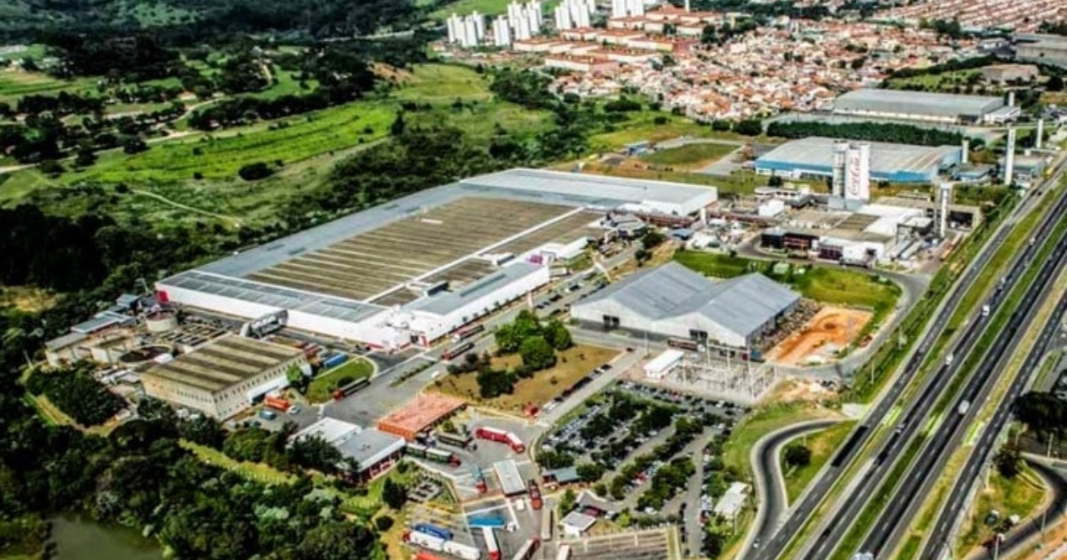 La mayor fábrica de Coca-Cola del mundo se encuentra en Jundiaí, con 2 mil millones de litros anuales y tecnología que mueve el polo logístico de Brasil.