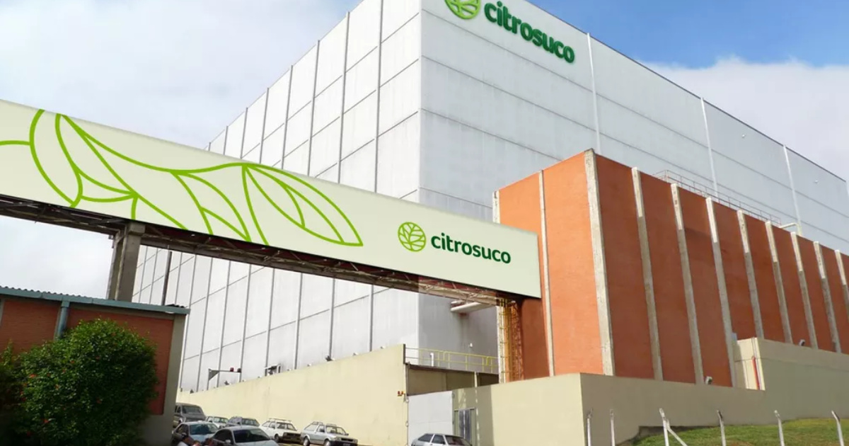 A Citrosuco opera em Matão (SP) a maior planta de suco de laranja do mundo, com terminais globais e frota marítima própria.