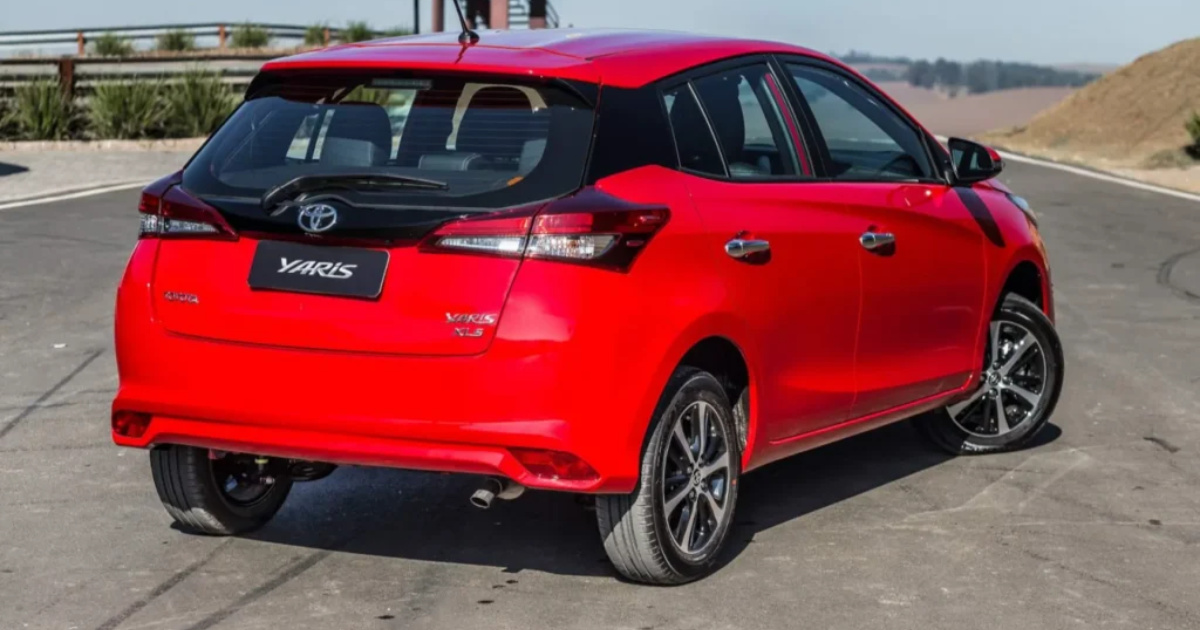 Compare Toyota Yaris 2019 e Corolla 2016: consumo, desempenho, espaço e preço Fipe 2025 para escolher o melhor seminovo. (Imagem: mundodoautomovelparapcd)