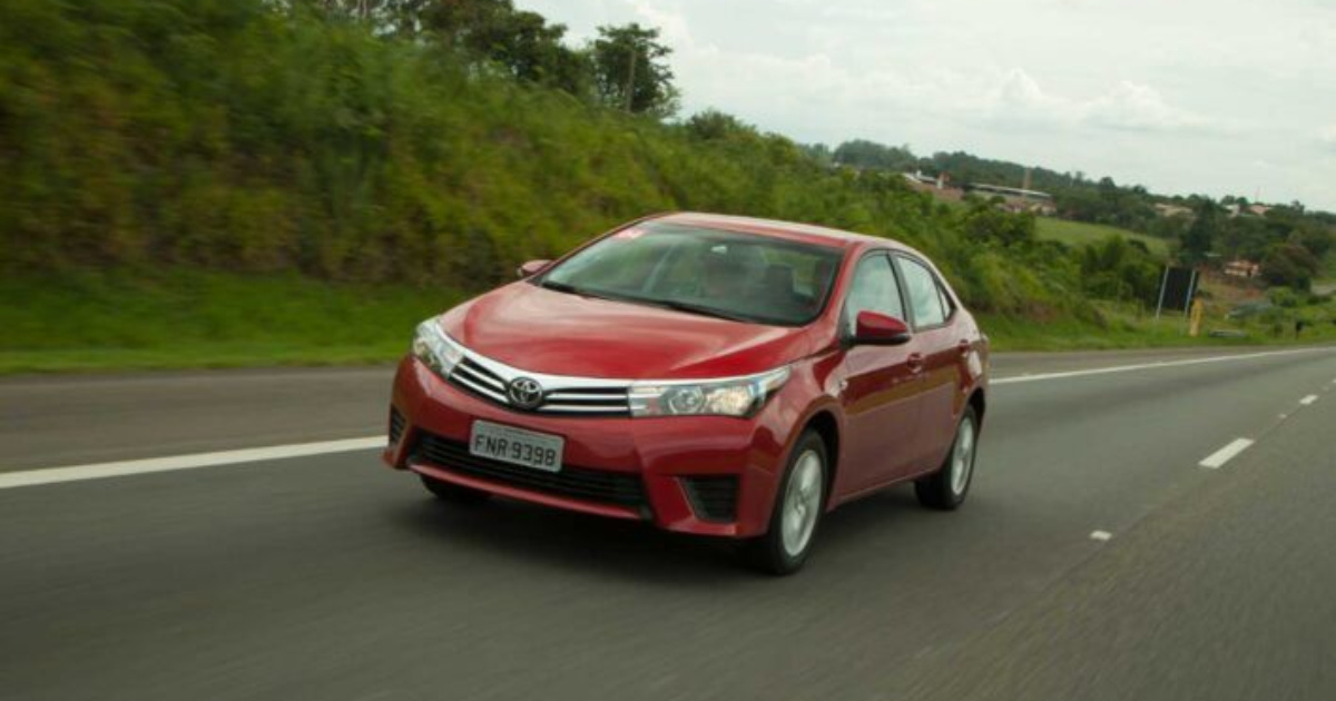 Compare Toyota Yaris 2019 e Corolla 2016: consumo, desempenho, espaço e preço Fipe 2025 para escolher o melhor seminovo. (Imagem: mundodoautomovelparapcd)