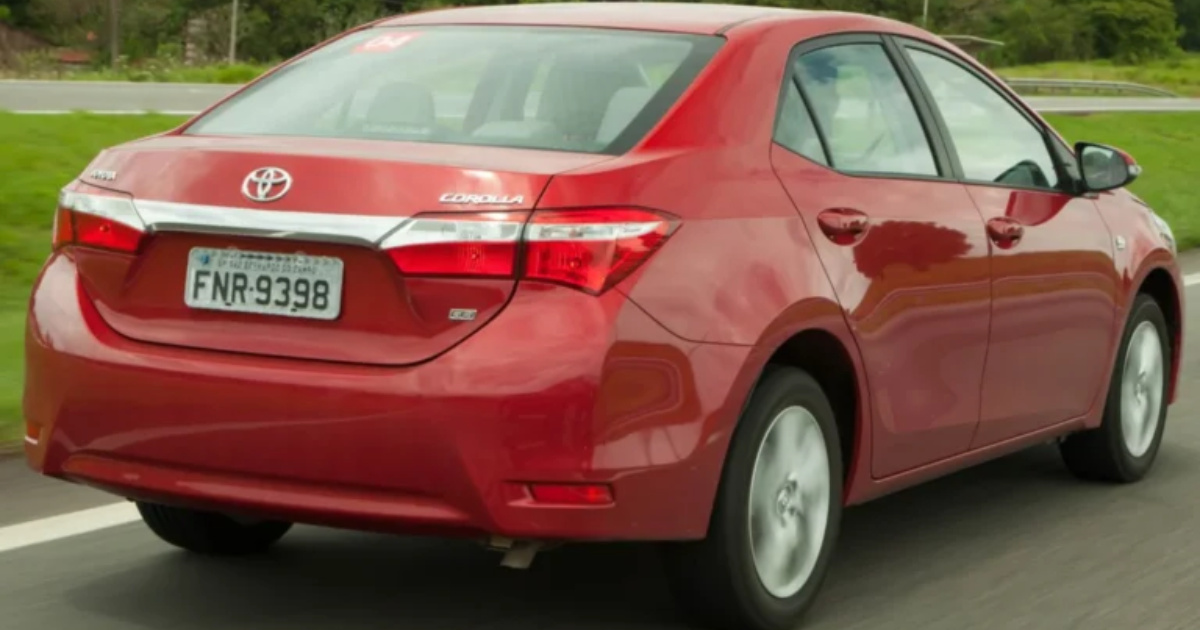 Compare Toyota Yaris 2019 e Corolla 2016: consumo, desempenho, espaço e preço Fipe 2025 para escolher o melhor seminovo. (Imagem: mundodoautomovelparapcd)