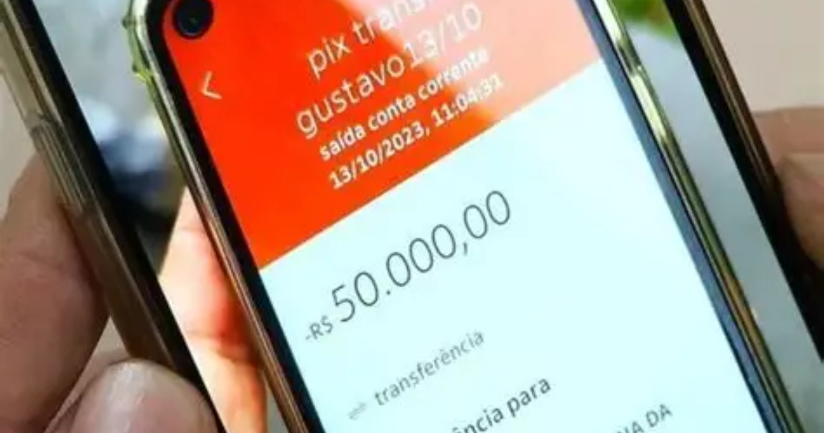 Hombre transfiere R$ 50 mil por error y Justicia ordena devolver el importe y pagar R$ 10 mil por daño moral. Caso se convirtió en referencia.
