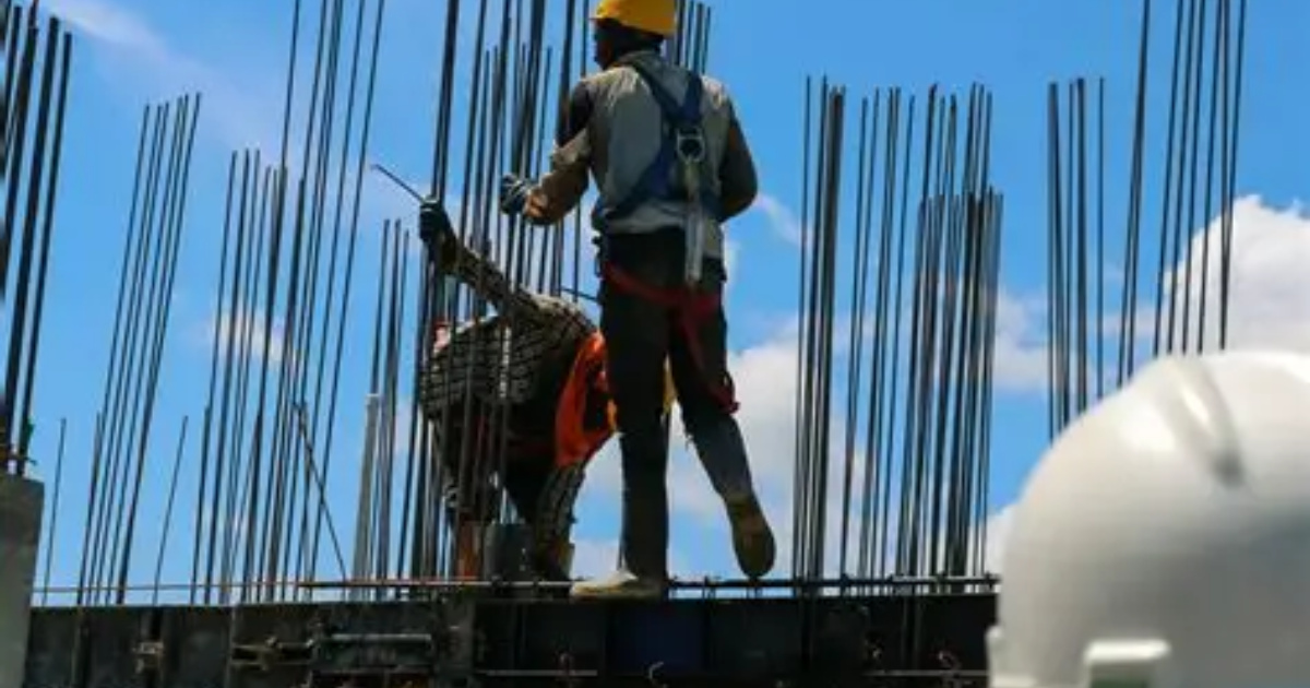 Estudio de la FGV apunta que el Bolsa Familia puede reducir la oferta de trabajo formal, afectando comercio y servicios en Brasil.