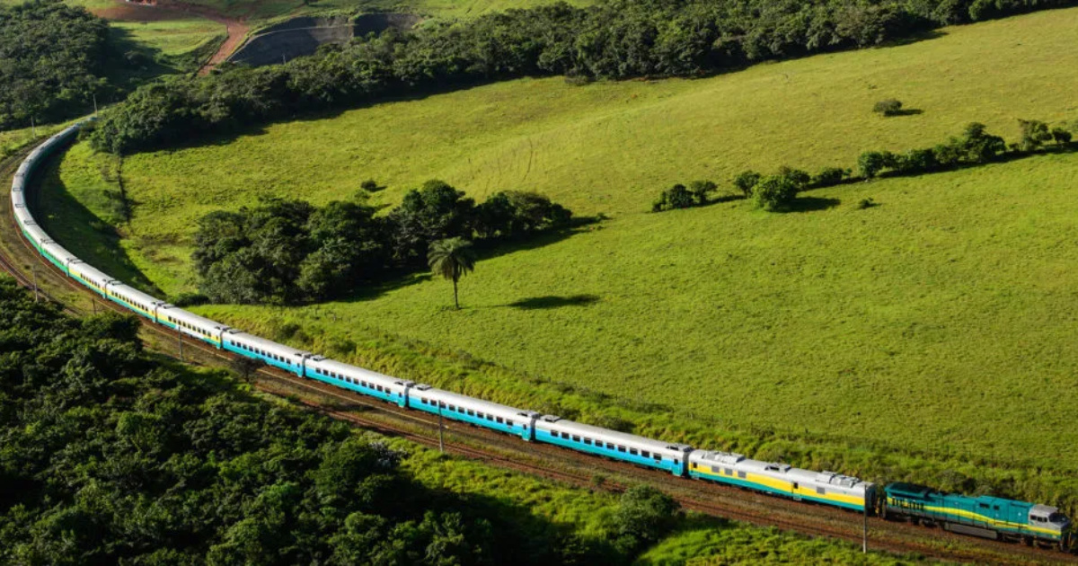 El tren Vitória-Minas tendrá nuevo horario en 2026. El viaje de Vale cruza ríos, montañas y encanta a los turistas en uno de los trayectos más bellos del país.