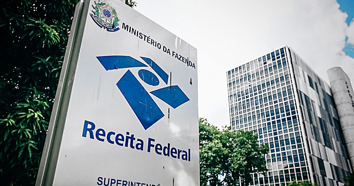 Brasil enfrenta rombo histórico de casi R$ 1 trilhão e alta de impostos sob governo Lula, com dívida e gastos em ritmo crescente.