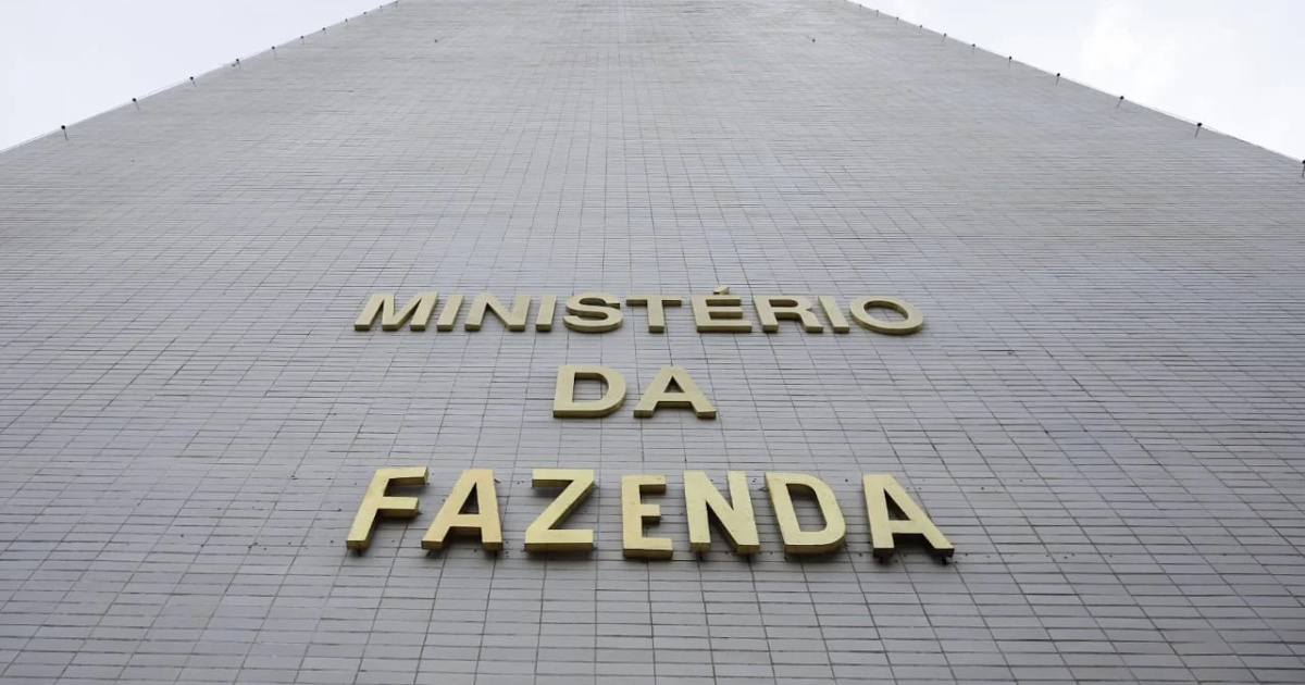 Brasil enfrenta rombo histórico de casi R$ 1 trilhão e alta de impostos sob governo Lula, com dívida e gastos em ritmo crescente.