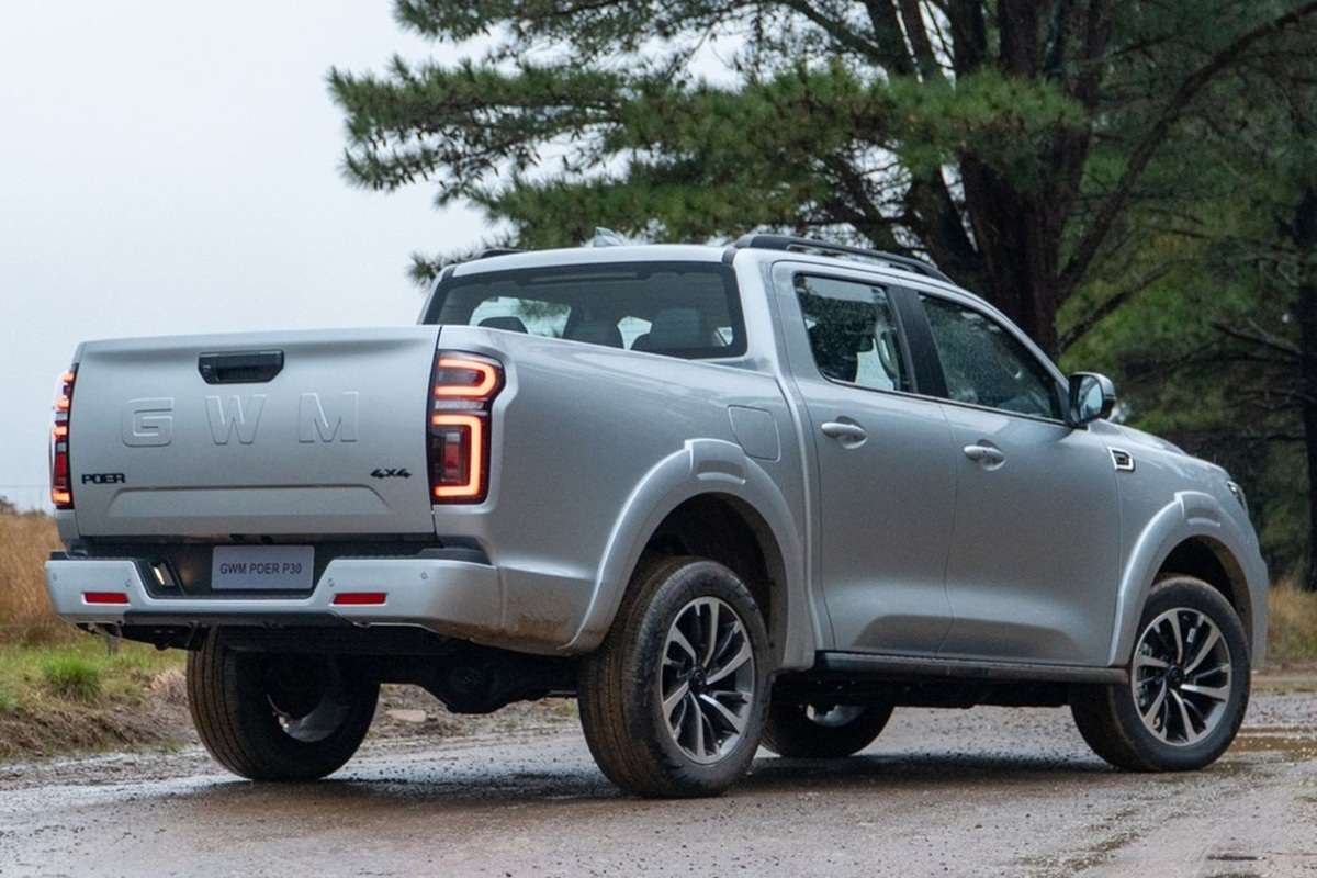 GWM Poer P30 estreia no Brasil com motor turbodiesel 2.4, até 1.010 kg de carga, preços competitivos e central multimídia de 14,6”.