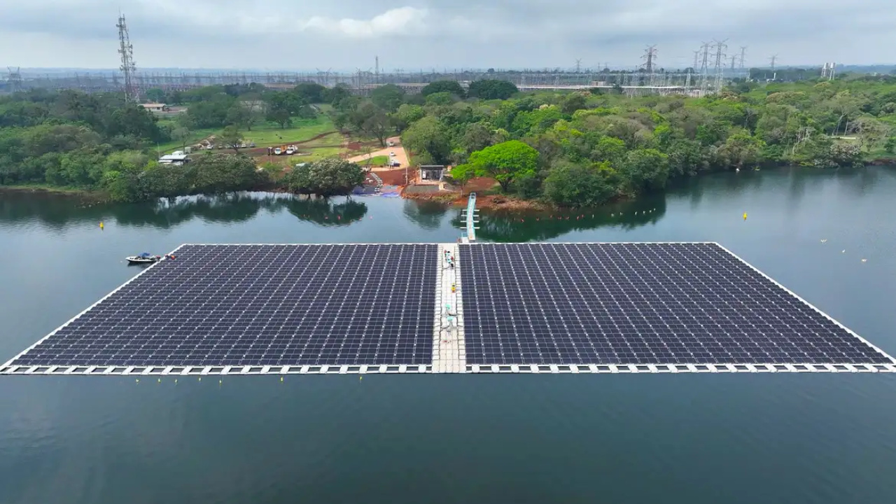 A usina de Itaipu finalizou a primeira fase da montagem da ilha solar flutuante no Rio Paraná. O projeto-piloto, que conta com mais de 1,5 mil painéis, promete gerar energia renovável para consumo interno e abrir caminho para futuras expansões sustentáveis. Fonte: Itaipu Nacional