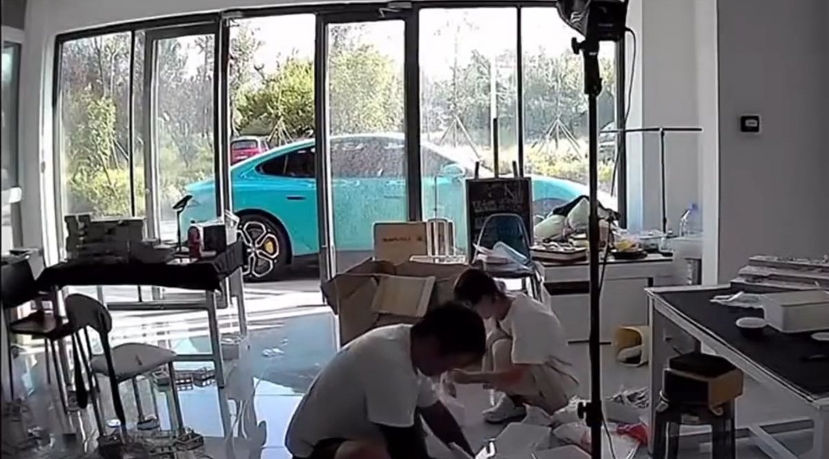 Xiaomi SU7 se move sozinho na China, vídeo viraliza e dono contesta versão da marca sobre comando remoto. Caso reacende debate sobre segurança.