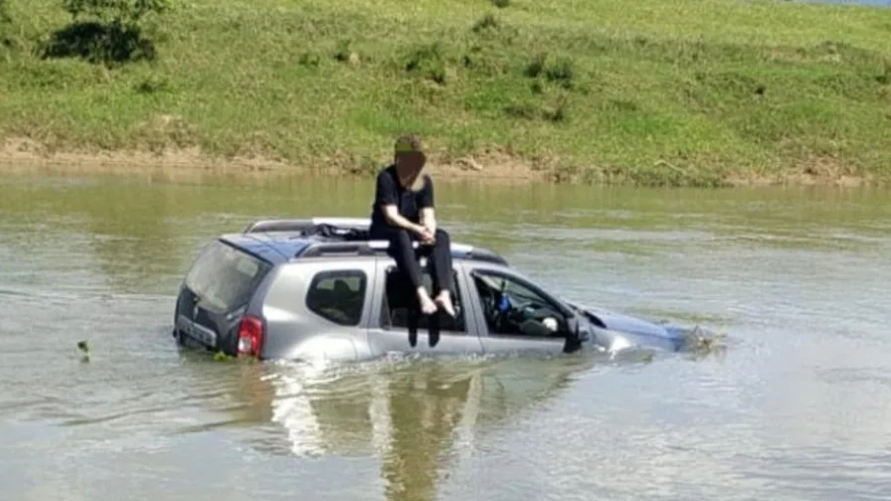Um jovem de 18 anos caiu com seu Renault Duster em um rio e boiou por cerca de 150 metros enquanto esperava socorro. Veja como foi o resgate e quais orientações de segurança seguir.