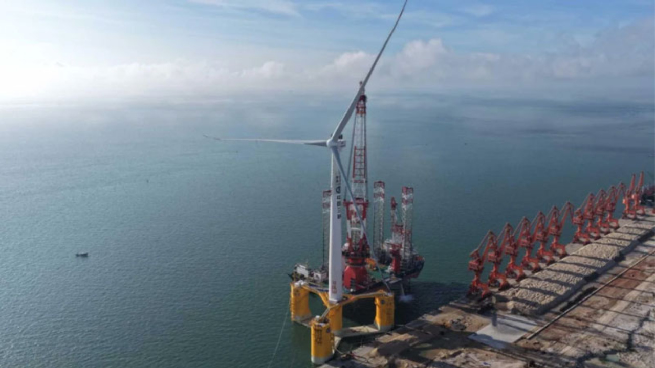 A China avança na energia eólica offshore com a maior turbina flutuante do mundo, capaz de gerar 44,7 milhões de kWh por ano, reforçando seu compromisso com tecnologias limpas e autossuficiência. Fonte: SCMP