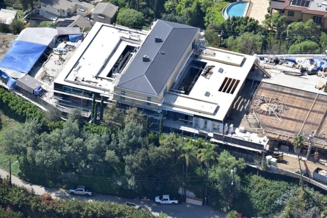 LeBron James, Mansión