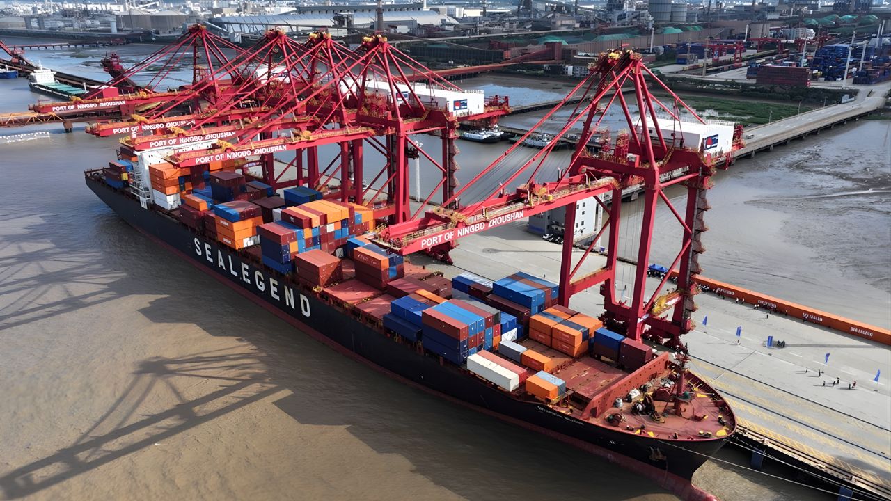 Istanbul Bridge completa travessia pelo Ártico em apenas 20 dias, transportando 4.000 contêineres e reduzindo pela metade o tempo de envio de mercadorias da China à Europa.