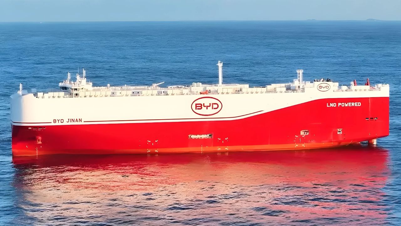 A BYD iniciou operações do navio “Jinan”, oitava embarcação da frota, com capacidade para 9.200 carros. A frota própria garante transporte rápido para Brasil, Europa e Ásia.