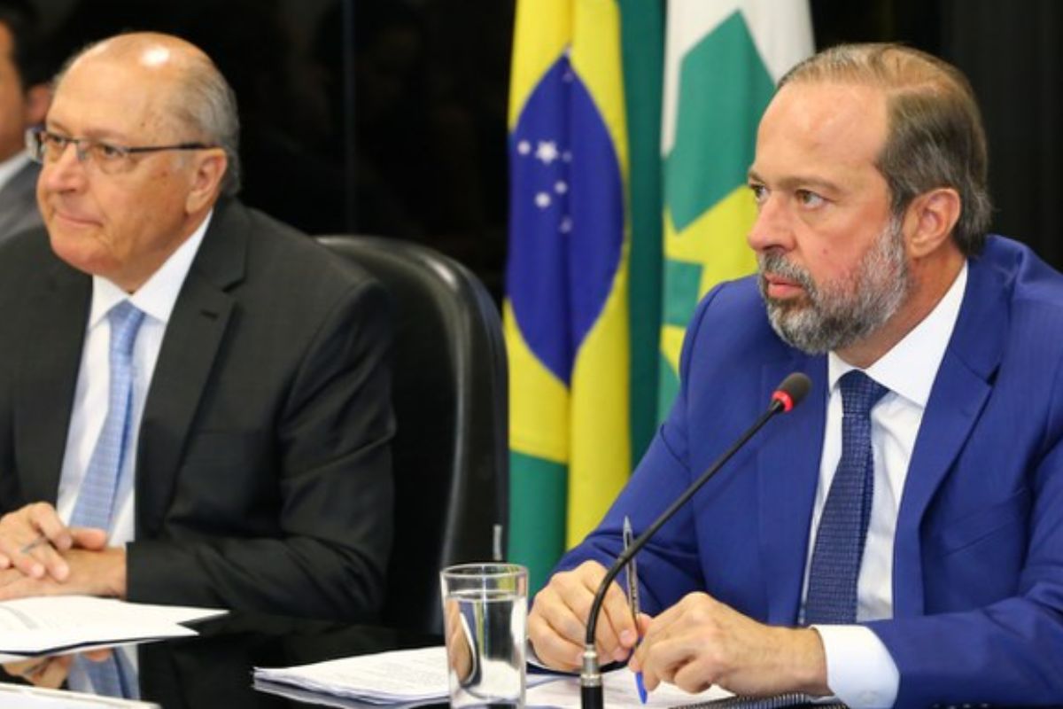 O setor de óleo e gás ganhou atenção nacional após o Conselho Nacional de Política Energética (CNPE) aprovar, em 1º de outubro de 2025, um conjunto de diretrizes que abre caminho para exploração em áreas marítimas além das 200 milhas náuticas.