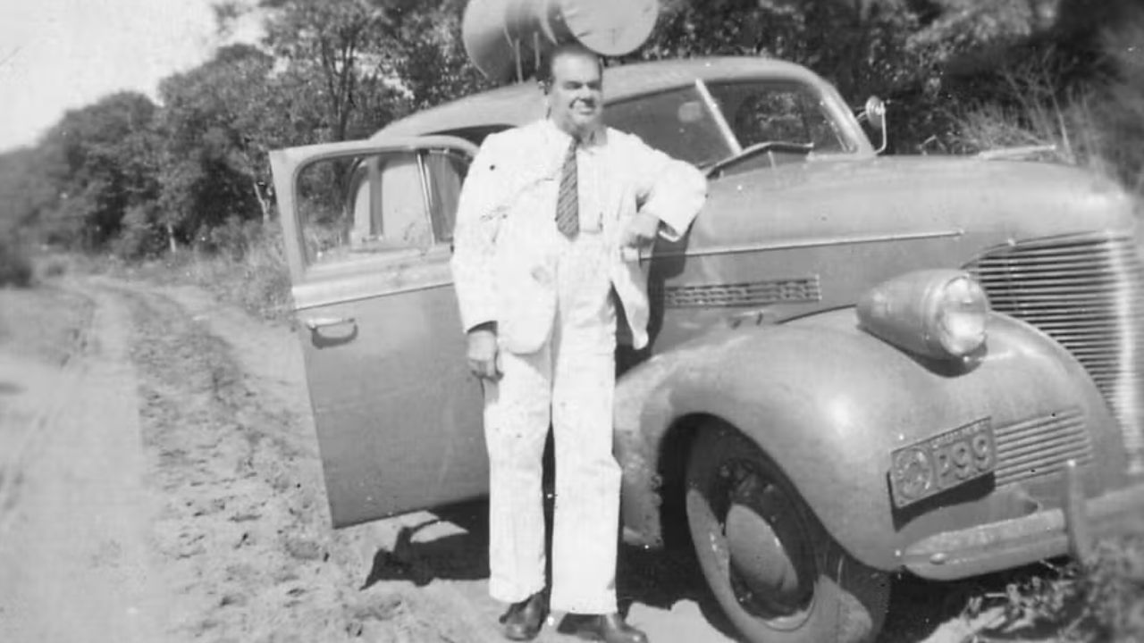 Descubra como Cornélio Pires, o pai do sertanejo, levou a música caipira do campo para os estúdios e criou um mercado musical que transformou a cultura rural brasileira.