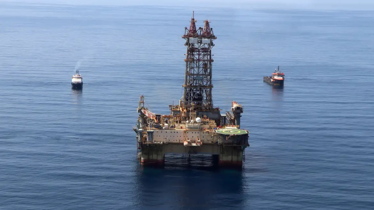 A Petrobras iniciou a perfuração na Foz do Amazonas no mesmo dia em que recebeu a licença do Ibama. A estatal aposta na Margem Equatorial como potencial novo “pré-sal”, enquanto mantém diálogo ambiental e investimentos em energia limpa.