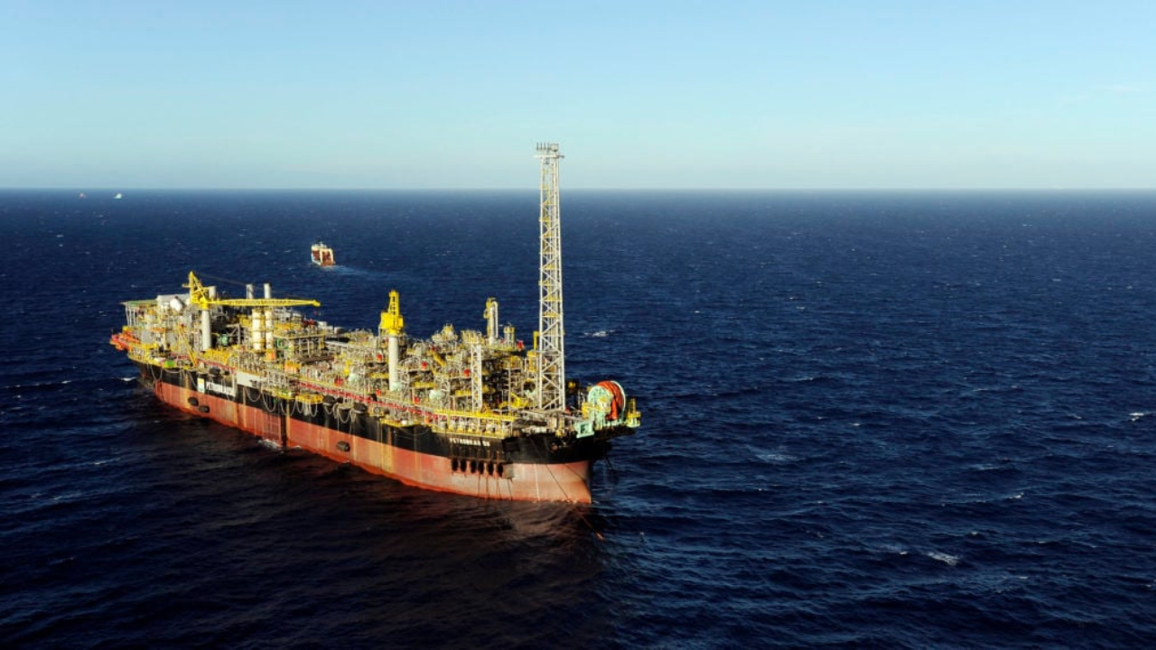 A Petrobras assinou um acordo de R$ 1,54 bilhão com a PPSA para equalizar gastos e volumes do pré-sal de Jubarte, reafirmando sua liderança e compromisso com a governança no setor de petróleo brasileiro. Fonte: eixos