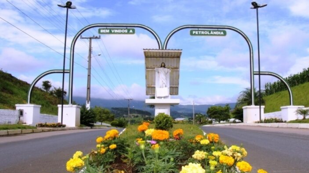 Petrolândia, município catarinense onde a Petrobras buscou petróleo na década de 1960, agora se destaca com a 4ª maior renda média do país, segundo o IBGE. A força vem da agricultura e da gestão local eficiente. Fonte: Prefeitura de Petrolândia
